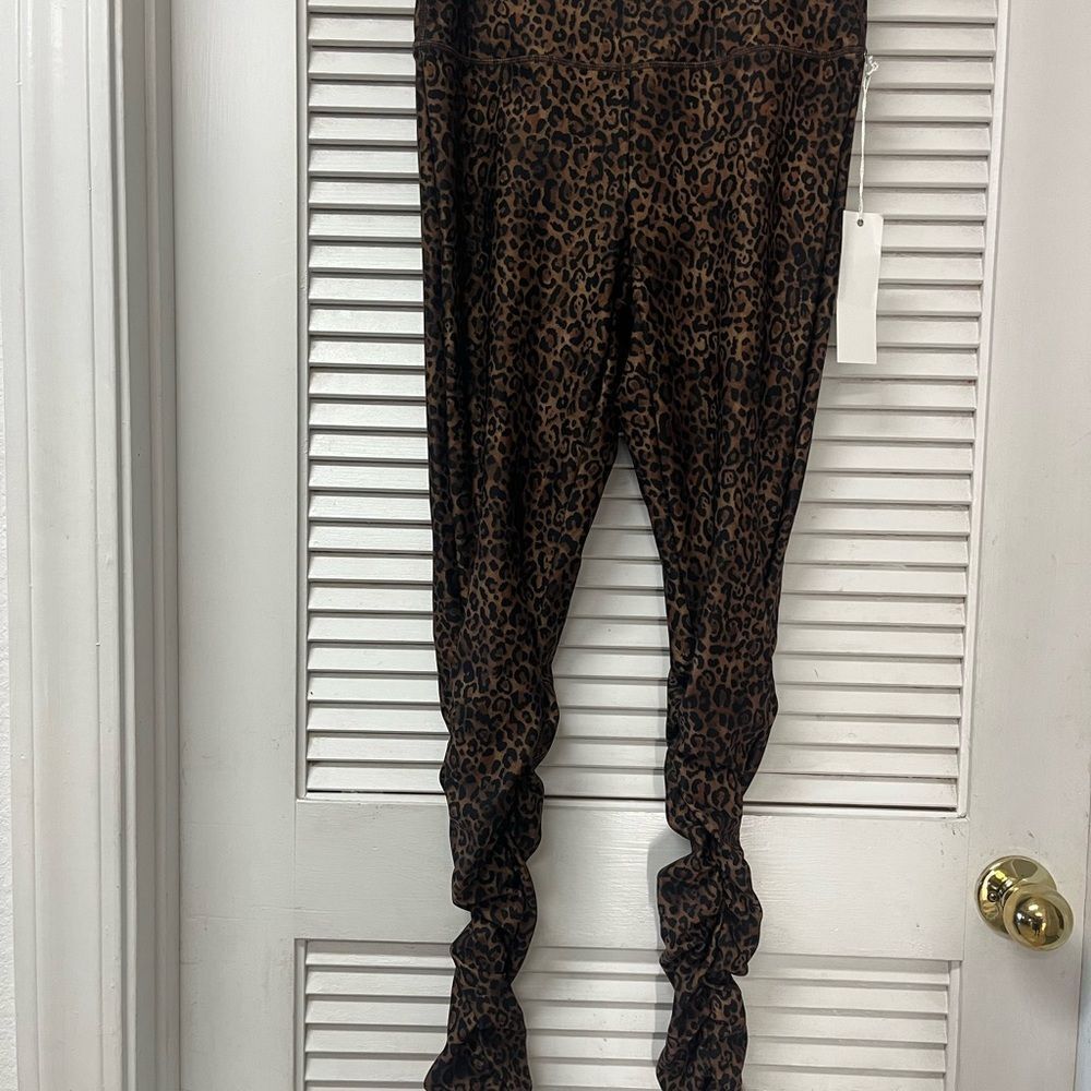 NWT✨KiraGrace Leopard Print Leggings✨M